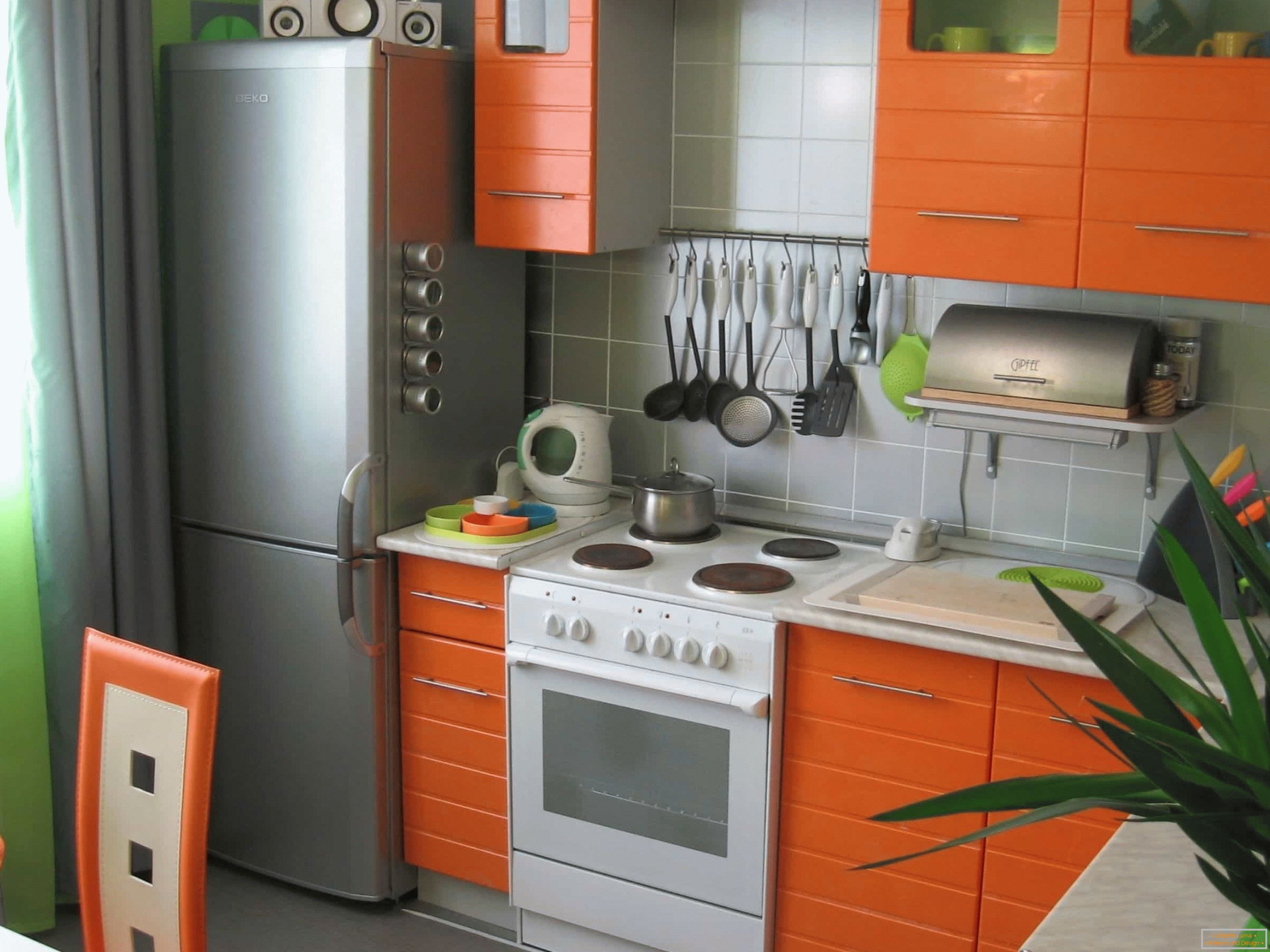 Oranžová kuchyňa malého priestoru