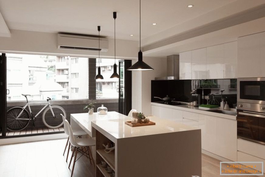 Interiér modernej kuchyne s balkónom