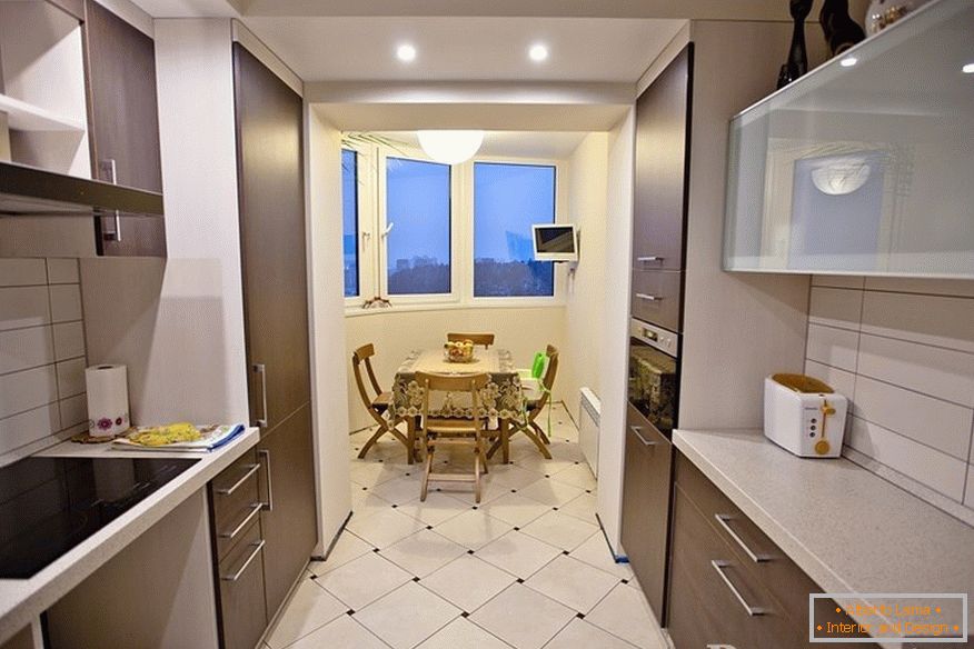Úzka a dlhá kuchyňa s pripevneným balkónom