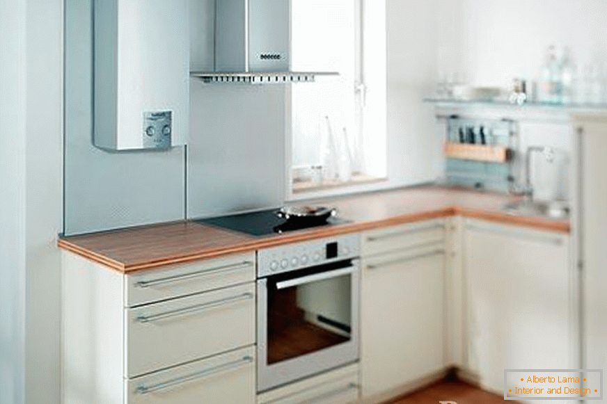 Kuchyňa v high-tech štýle s plynovým stĺpcom