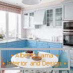 Biela modrá kuchynský nábytok v interiéri
