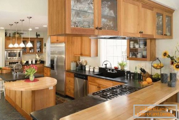 Moderný dizajn rohovej kuchyne s ostrým a dreveným barom - fotka v súkromnom dome
