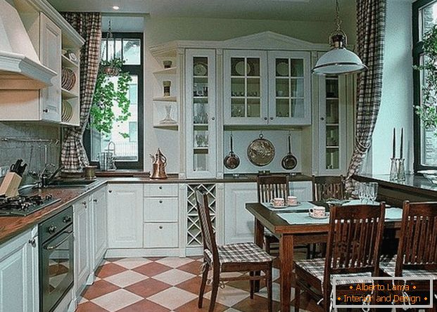 dizajn kuchyne v súkromnom domeс панорамными окнами