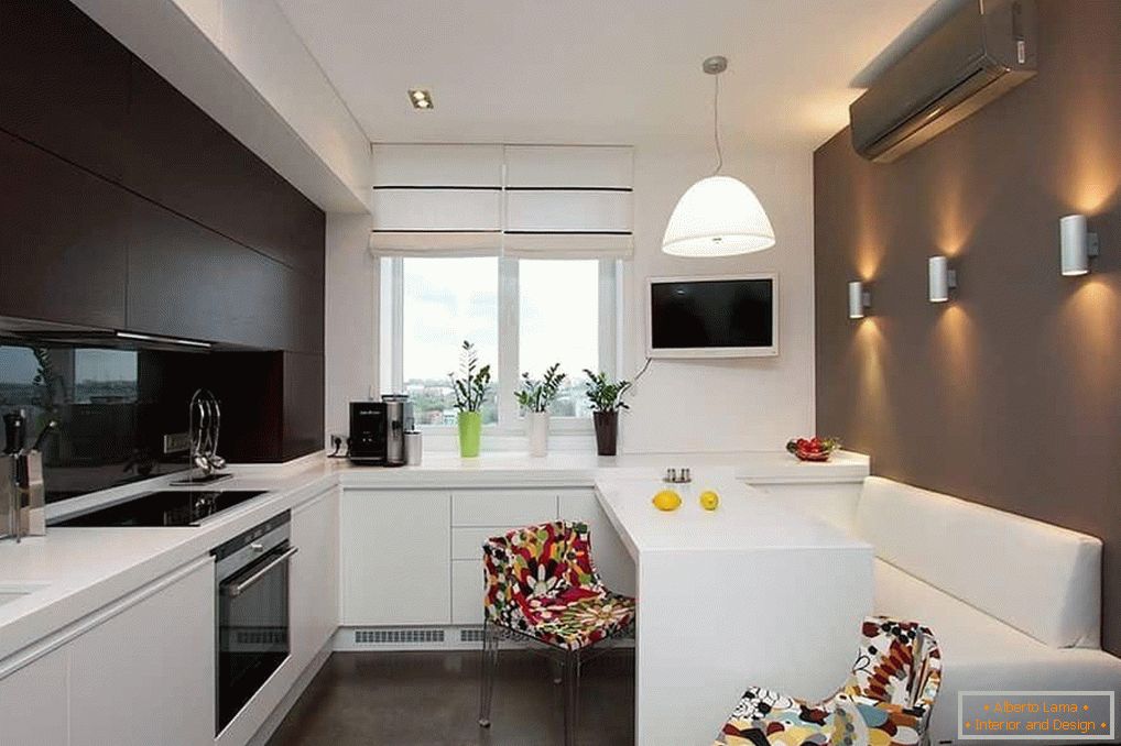 Hnedo-biela kuchyňa s oknom a svetlými stoličkami