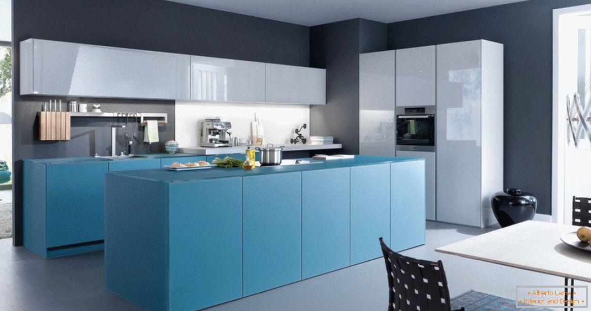 Modrá kuchyňa v minimalistickom štýle