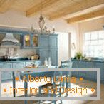 Modrý nábytok v kuchyni