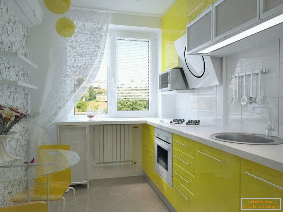 Interiér kuchyne v bielej a žltej farbe
