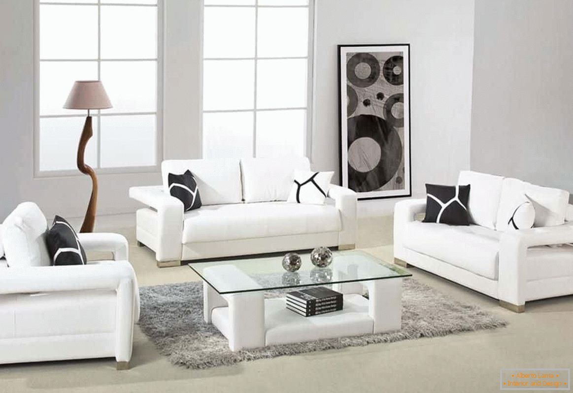 Svetlá obývacia izba s bielym nábytkom