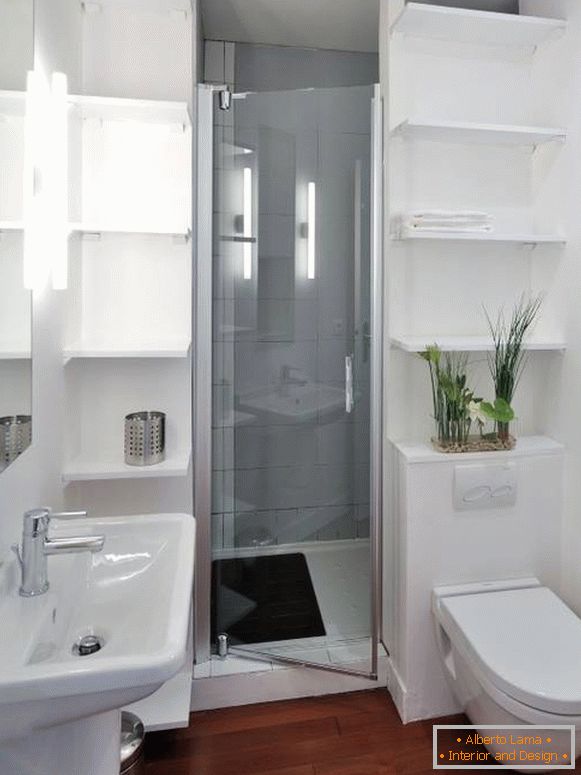Interiér kombinovanej kúpeľne s neobvykle pohodlným rozložením