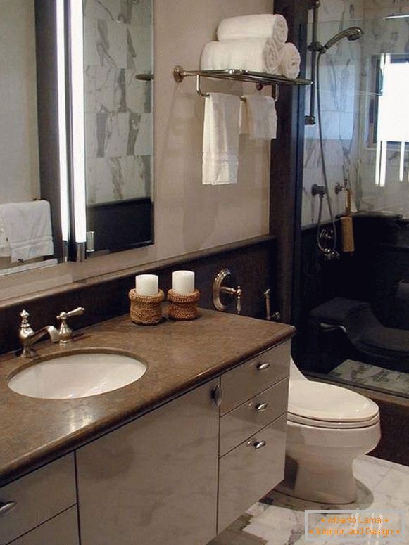 Elegantný dizajn kombinovanej kúpeľne v klasickom štýle