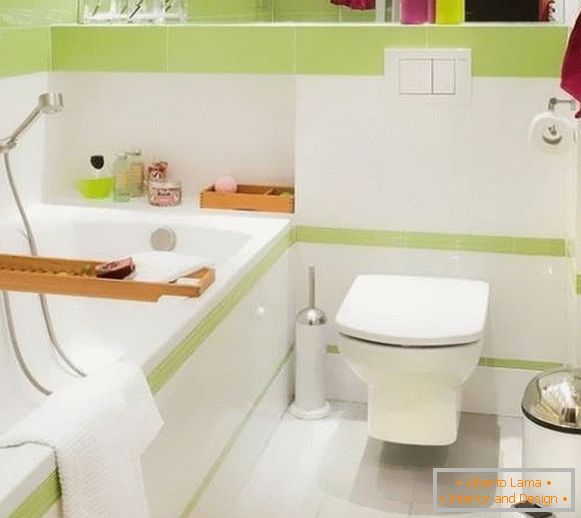 Malá kombinovaná kúpeľňa s bielo-zelenými dlaždicami