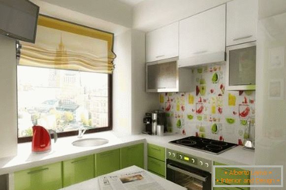 Malé fotografické izby - dizajn bielej a zelenej kuchyne v byte