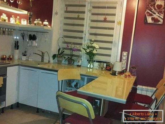 Kuchyňa s barom v dizajne malého bytu v Chruščov
