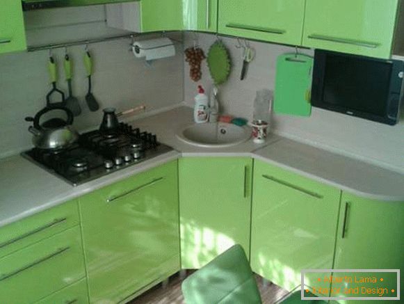 Interiér zelenej kuchyne v dizajne malého bytu 30 m2