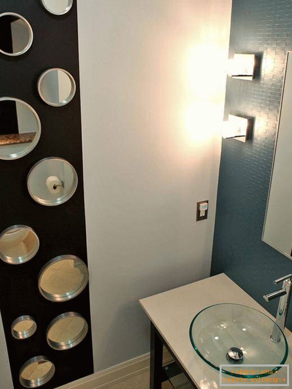Malá kúpeľňa so zrkadlami