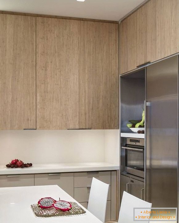 Krásny interiér malej kuchyne - fotka s chladničkou