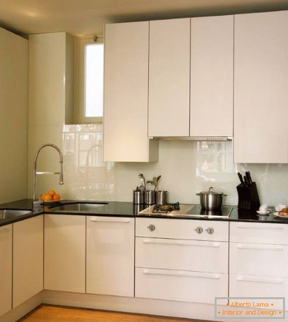 Moderný dizajn malej kuchyne v bielej farbe