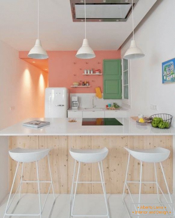 Interiér malej kuchyne v kombinácii s obývacou izbou
