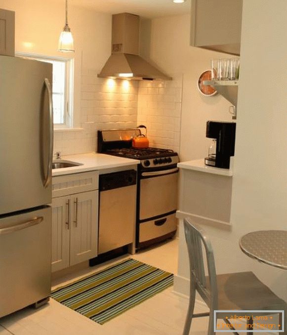 Moderný dizajn malej kuchyne s chladničkou na fotografii