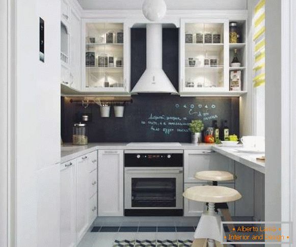 Moderný dizajn malej kuchyne 6 m2 M s barovým pultom namiesto okenného parapetu