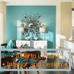 Tyrkysová farba na stene a nábytok - jasné riešenie pre kuchyňu vo svetlých farbách