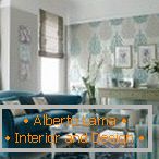 Obývacia miestnosť v bielej a modrej farbe
