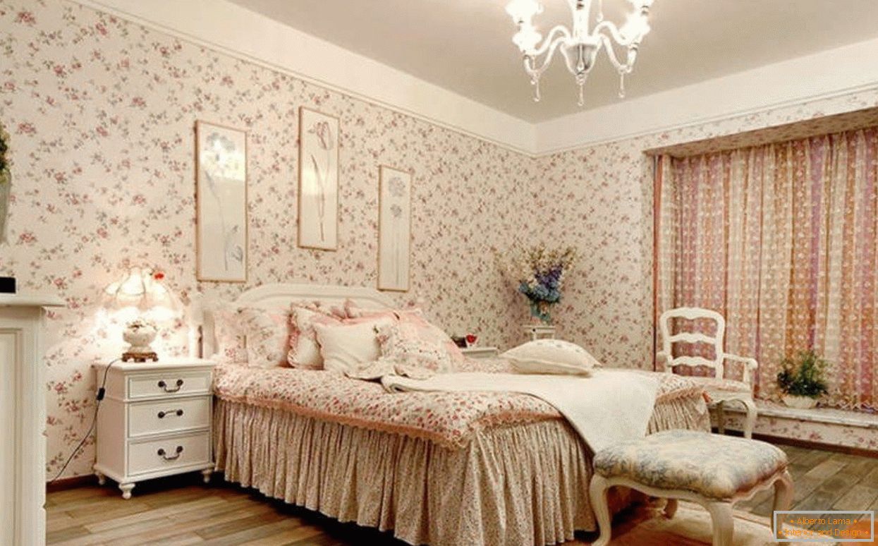 Spálňa v štýle Provence s tapetami