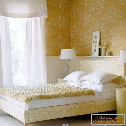 Spálňa so žltou tapetou