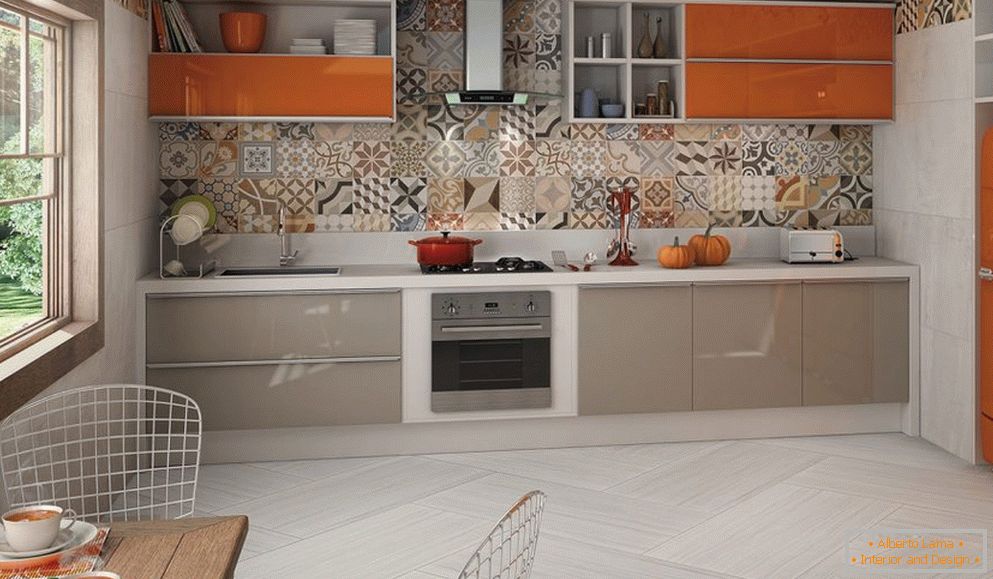 Šedo-oranžový nábytok v interiéri ľahkej kuchyne