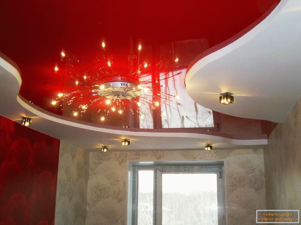 Červená farba v dizajne stropu