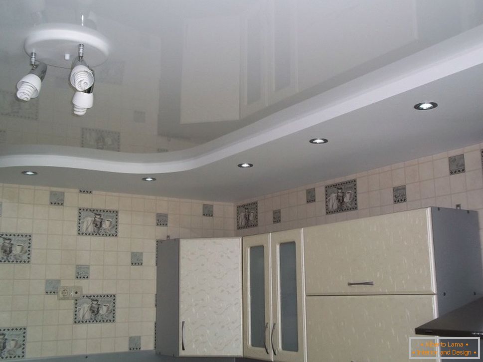 suspendovaný потолок на кухне