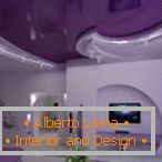 Lilac interiér obývacej izby s viacúrovňovým stropom