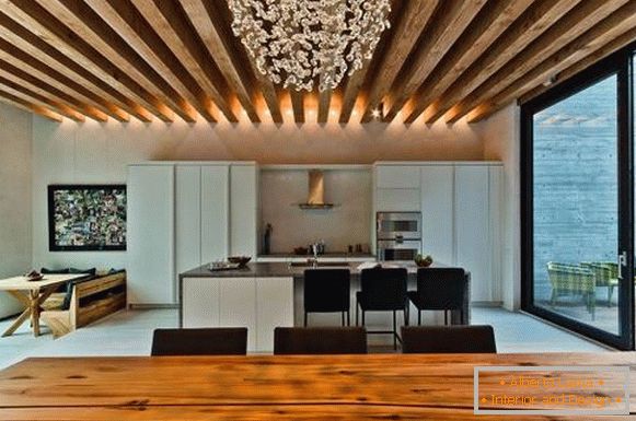 Drevené trámy na strope v obývacej izbe a kuchyni