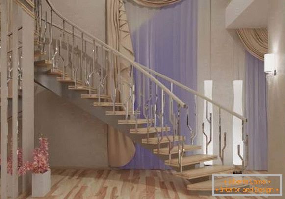 Myšlienka dizajnu sály so schodiskom vo vnútri súkromného domu