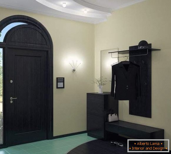Čierny nábytok v modernom prevedení chodby v súkromnom dome