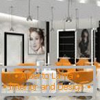 Svetlý interiér s oranžovými stoličkami