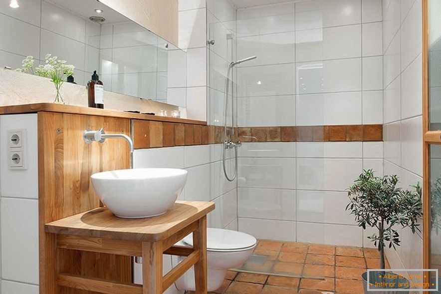Kombinované WC so sprchovacím kútom