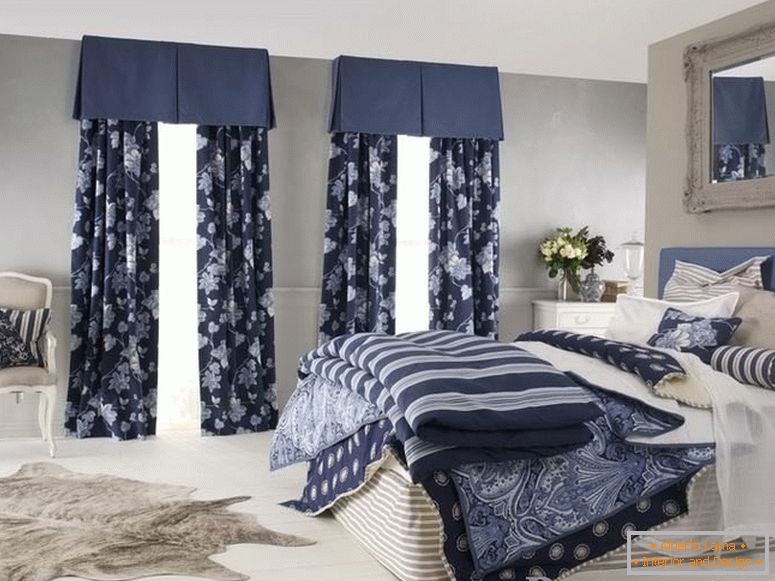 Kombinácia farby záclon a textílií v spálni