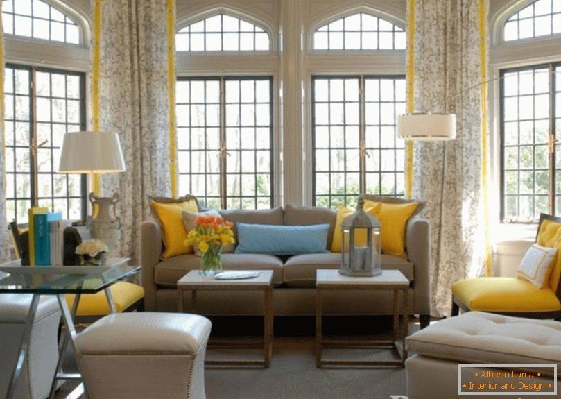 Žlté záclony v obývacej izbe