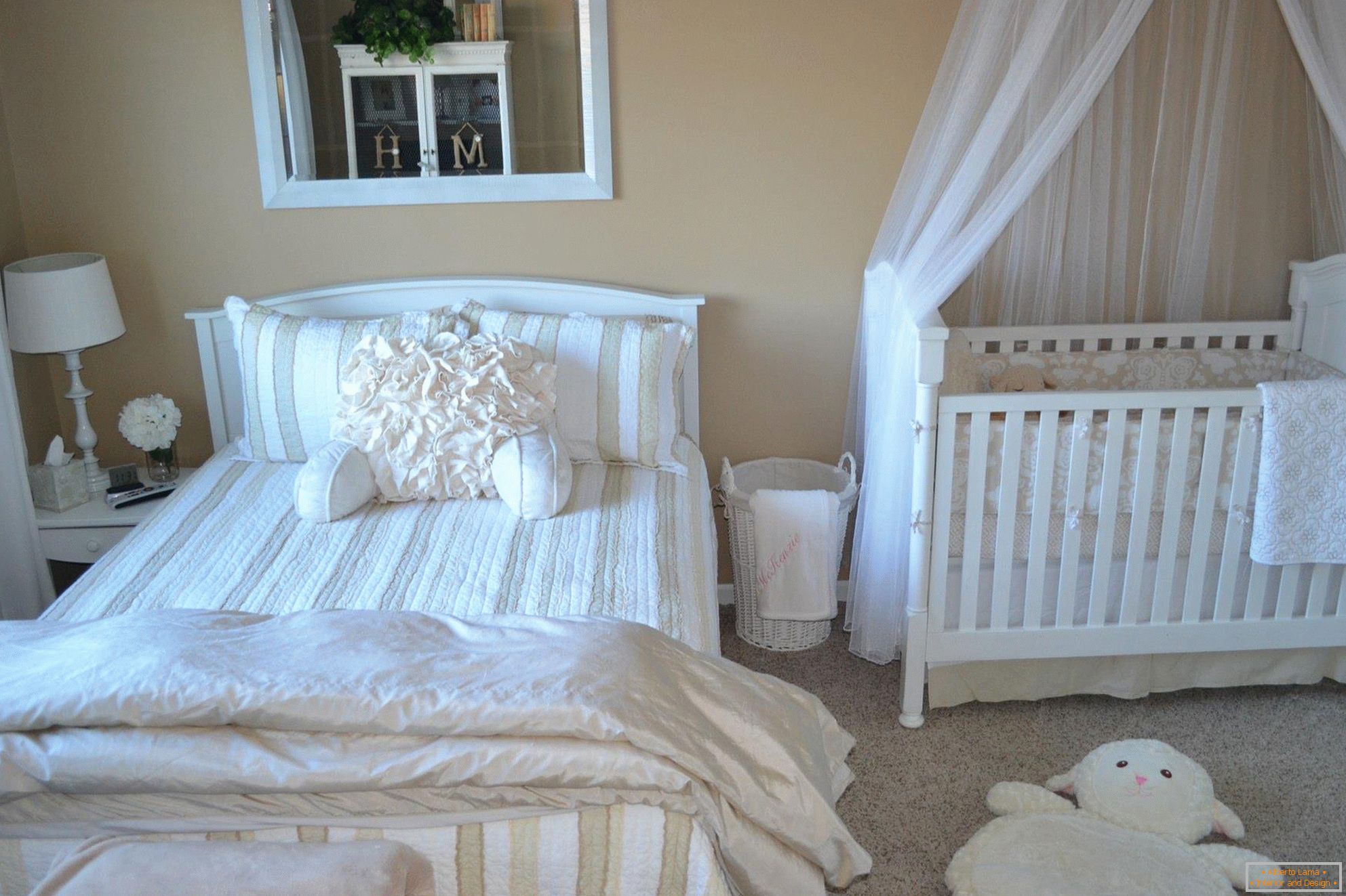 Pieskové steny a biely nábytok v spálni