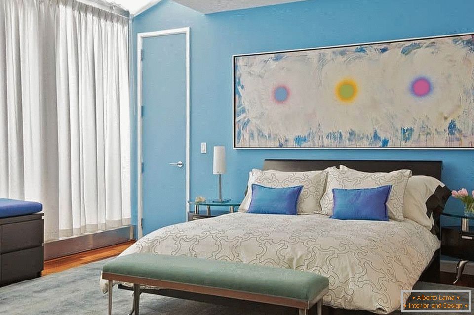Svetlá spálňa с голубыми стенами