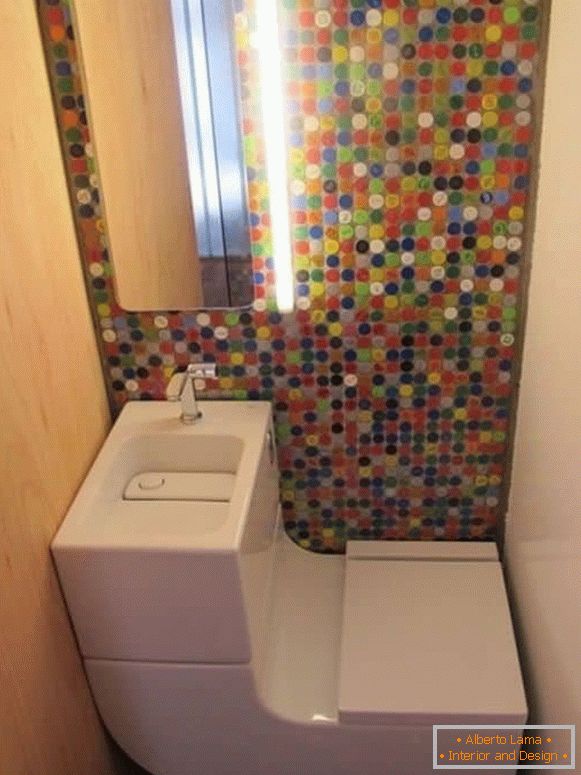 Malá toaleta s moderným kombo WC a svetlou mozaikou