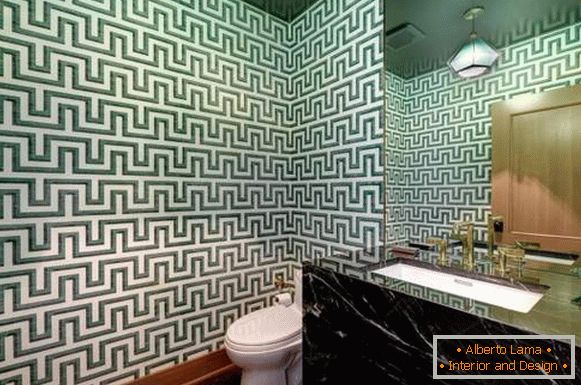 Luxusný toaletný interiér so zelenými tapetami a mramorom