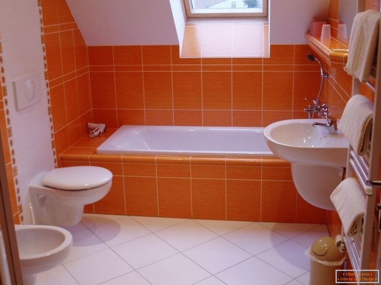 Oranžová kúpeľňa s malým oknom