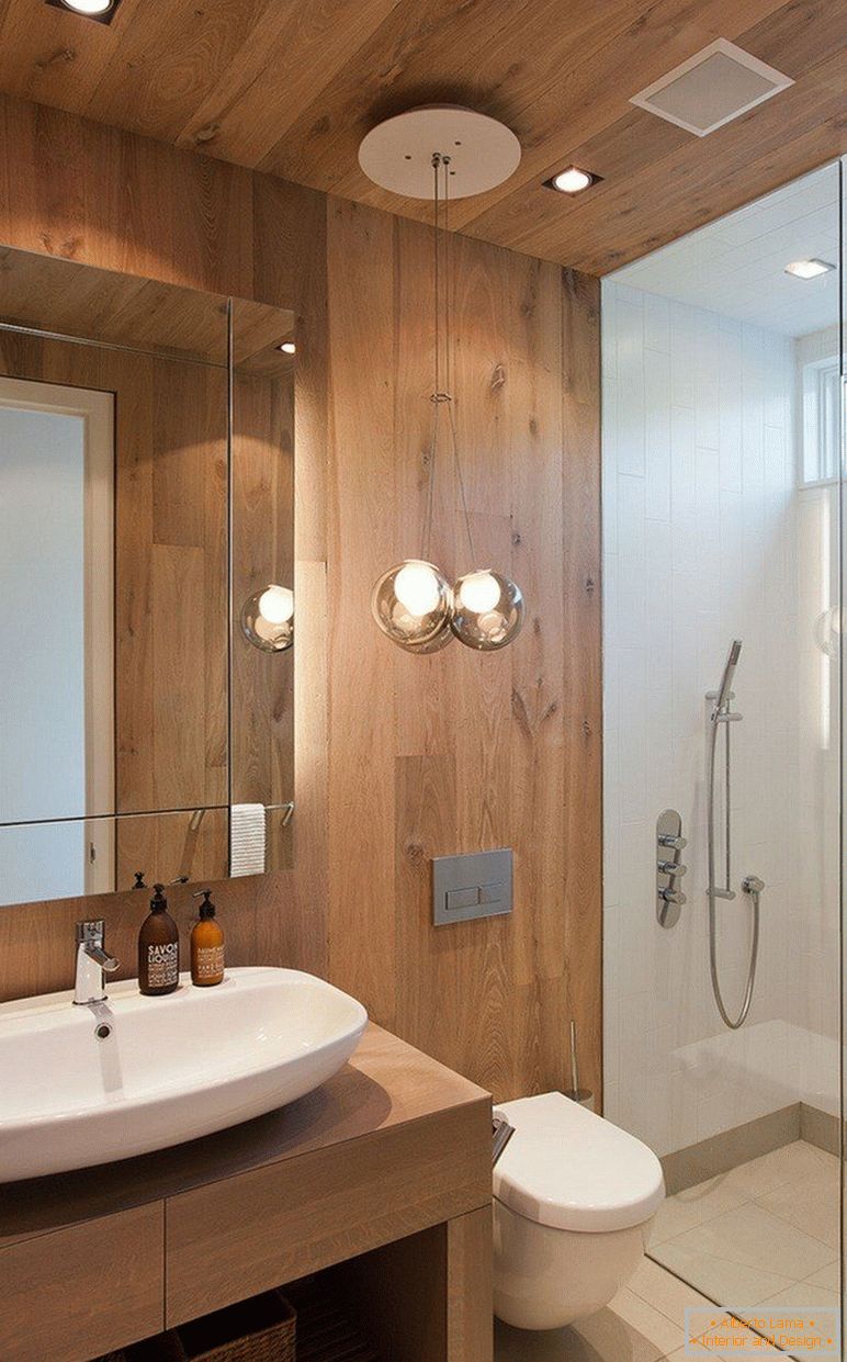 Kombinácia dreva a dlaždíc v interiéri kúpeľne