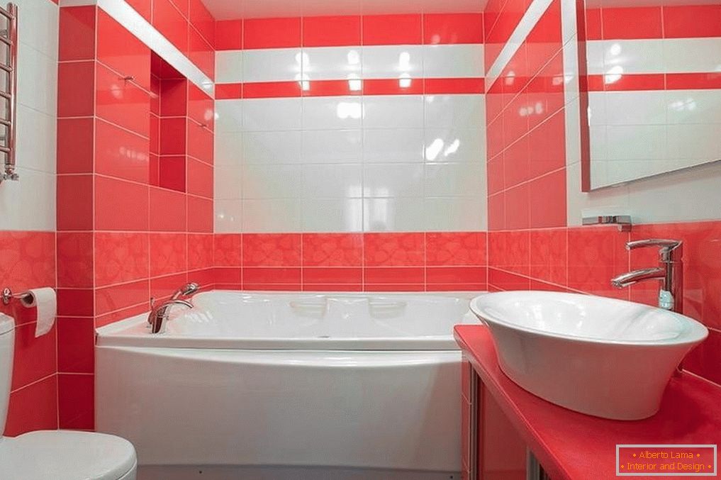 Biele a červené dlaždice v kúpeľni