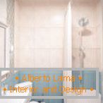 Kúpeľňový dizajn s dlaždicami dvoch farieb