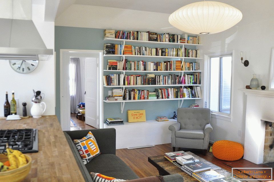 Otvorené police pre knihy v obývacej izbe