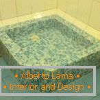Modrá mozaika v dizajne sprchy