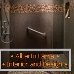Hnedá dlažba a mozaika v dizajne sprchy kabíny